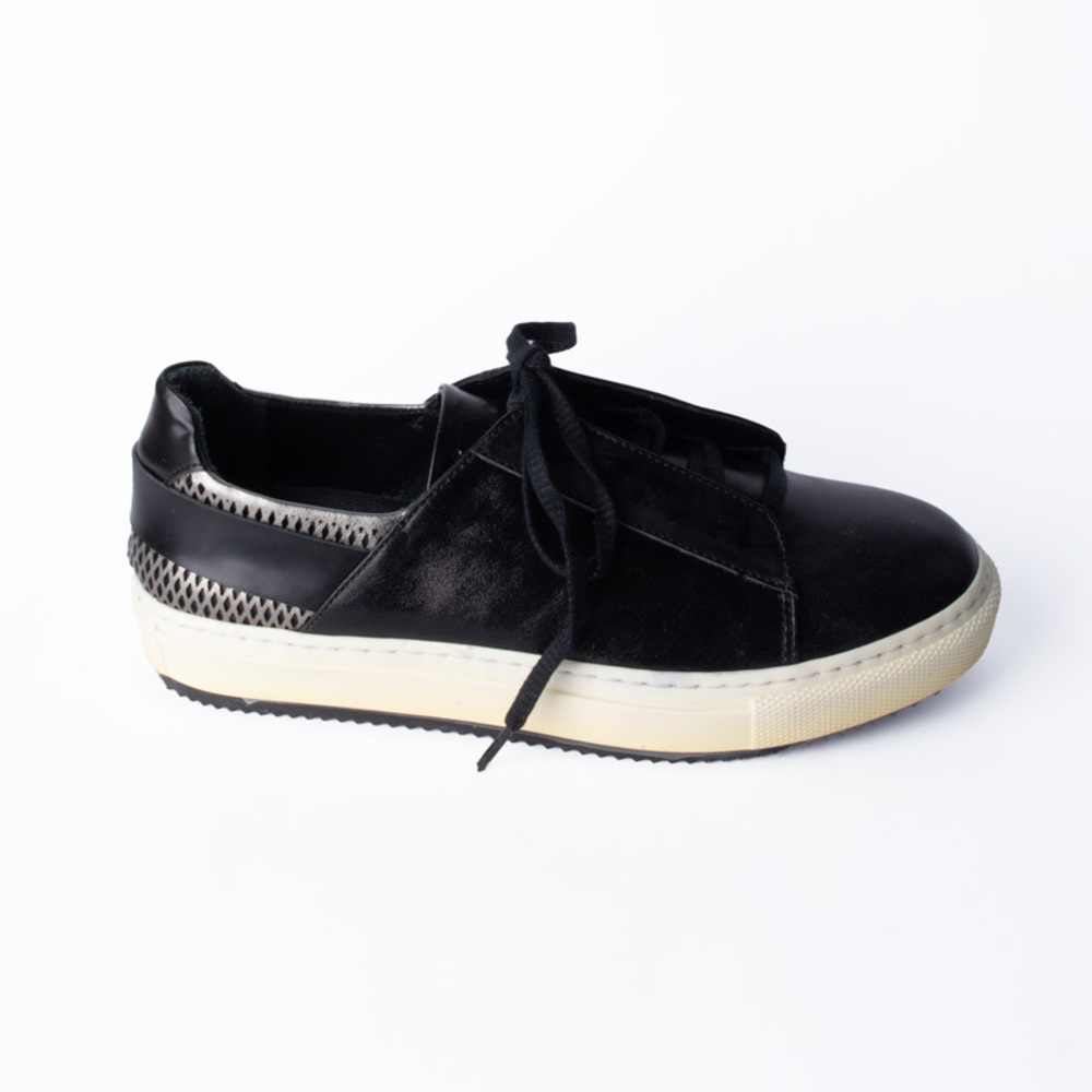QUE BLACK, LIGHT GRAY SNEAKERS | WOMENS SIZE 36